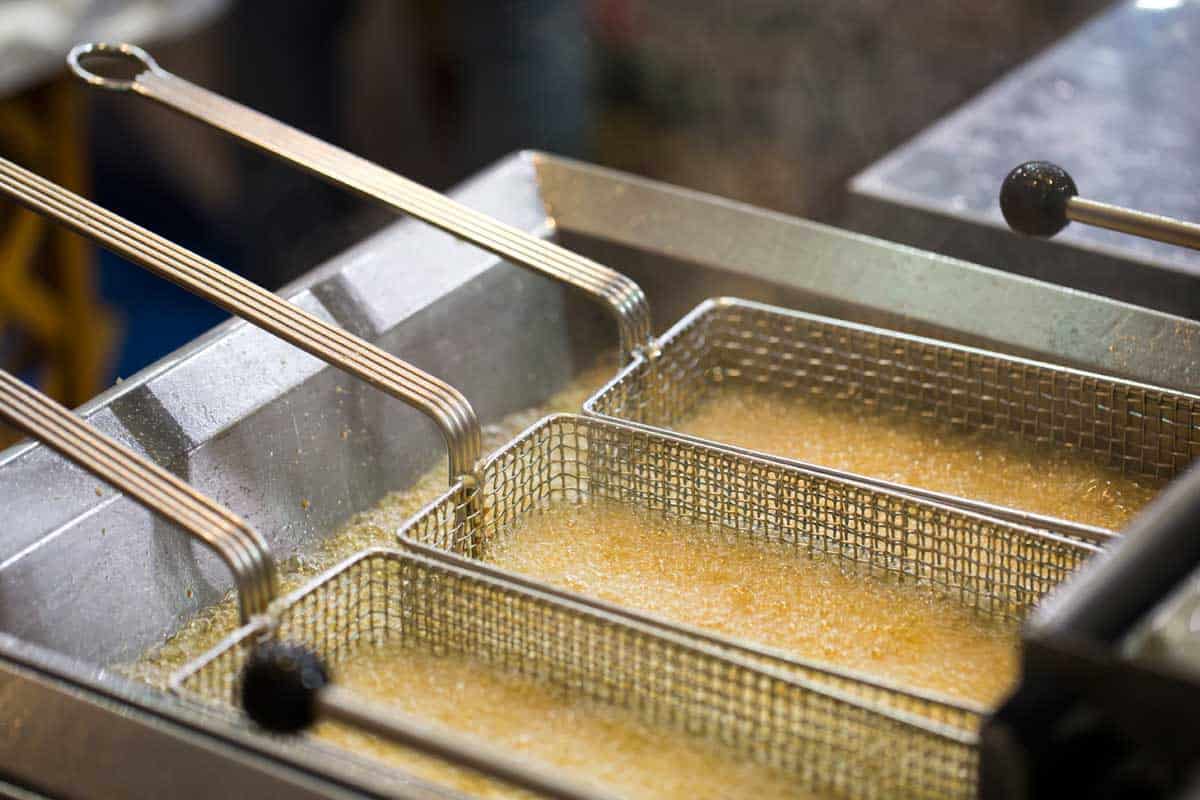 油炸锅煎炸食物，你在油炸锅里放多少油?