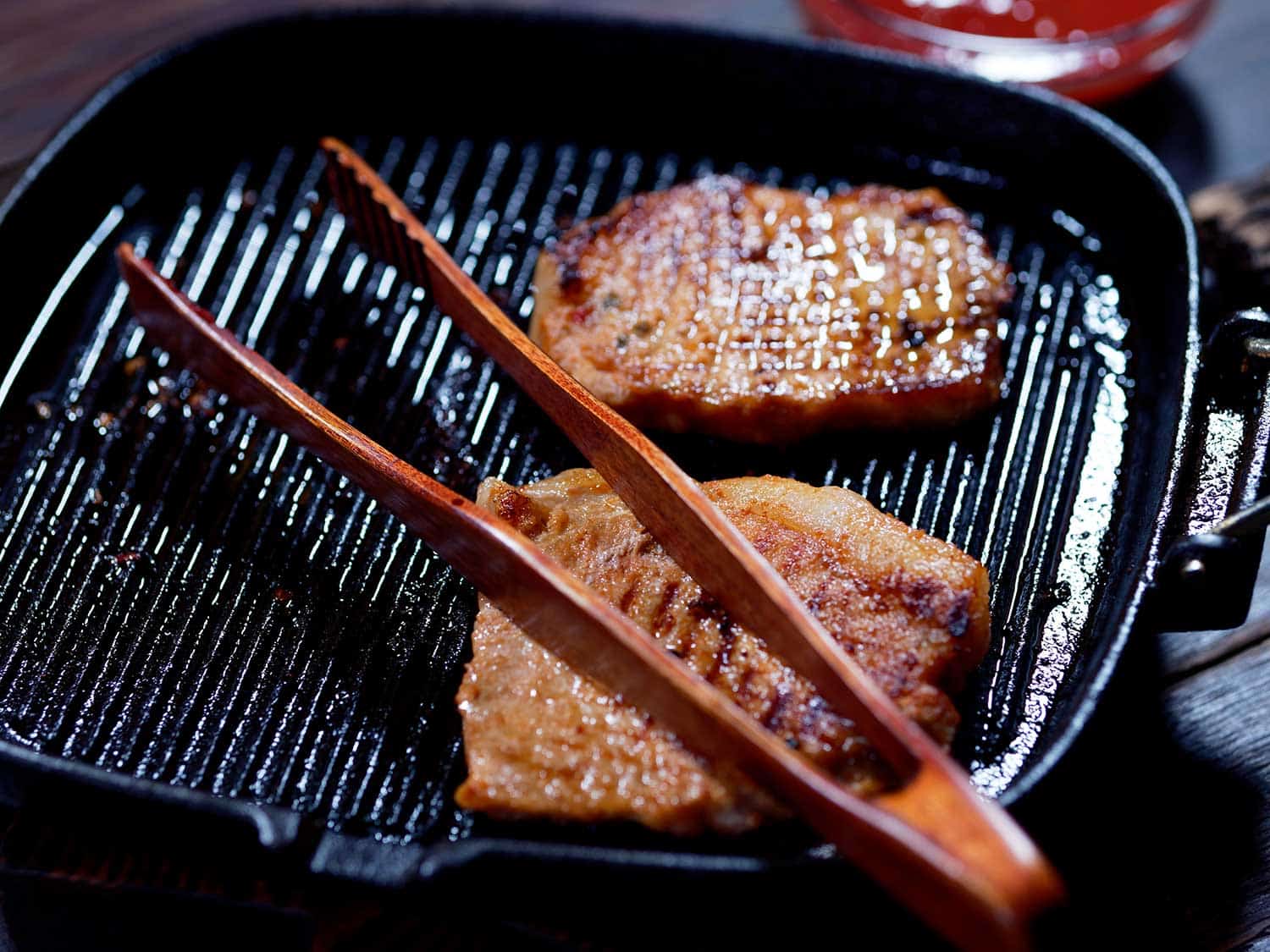 在烤架上烤猪排锅放在桌子上