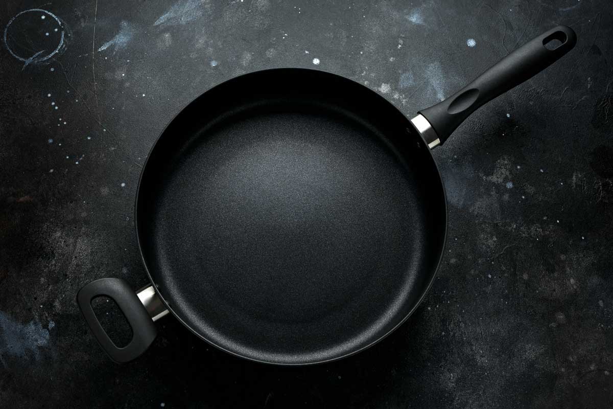 新不粘煎锅铝在黑暗的背景。