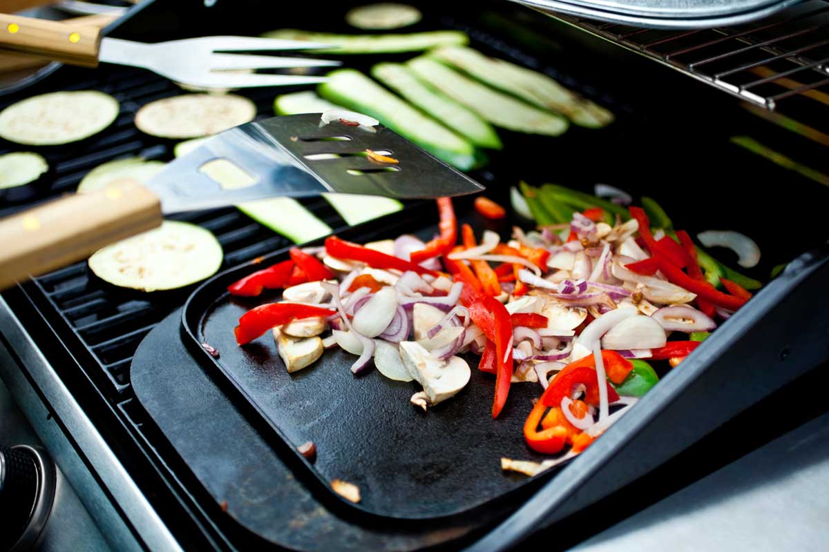 用煎锅烹饪和烧烤烧烤蔬菜和香料，你能在煎锅上煮什么?