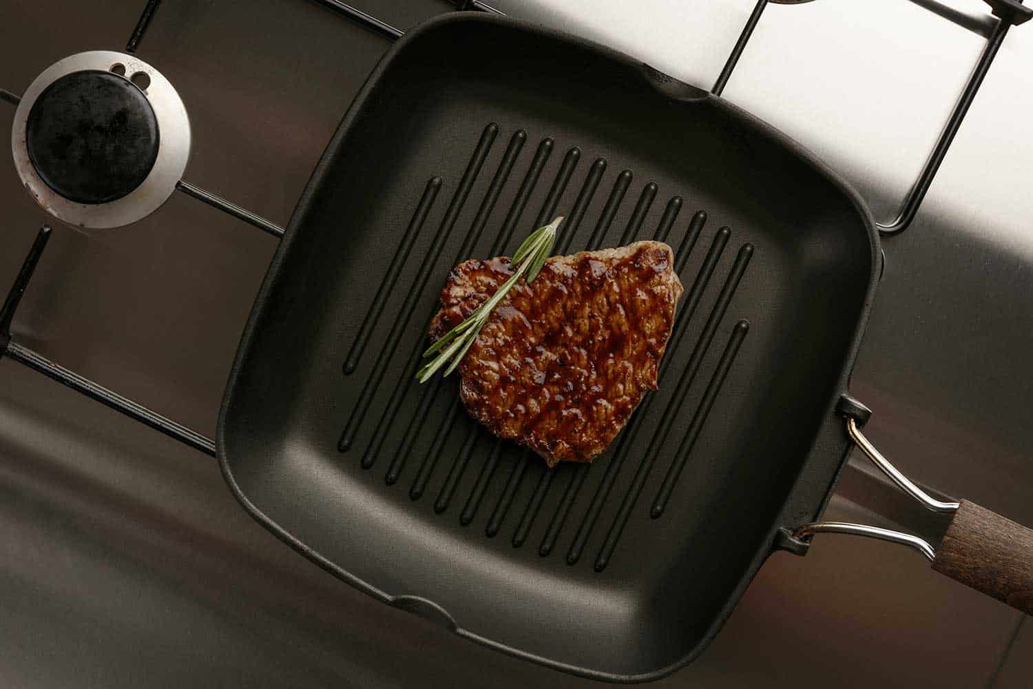 煎牛排传统美食的小枝迷迭香烤盘盘