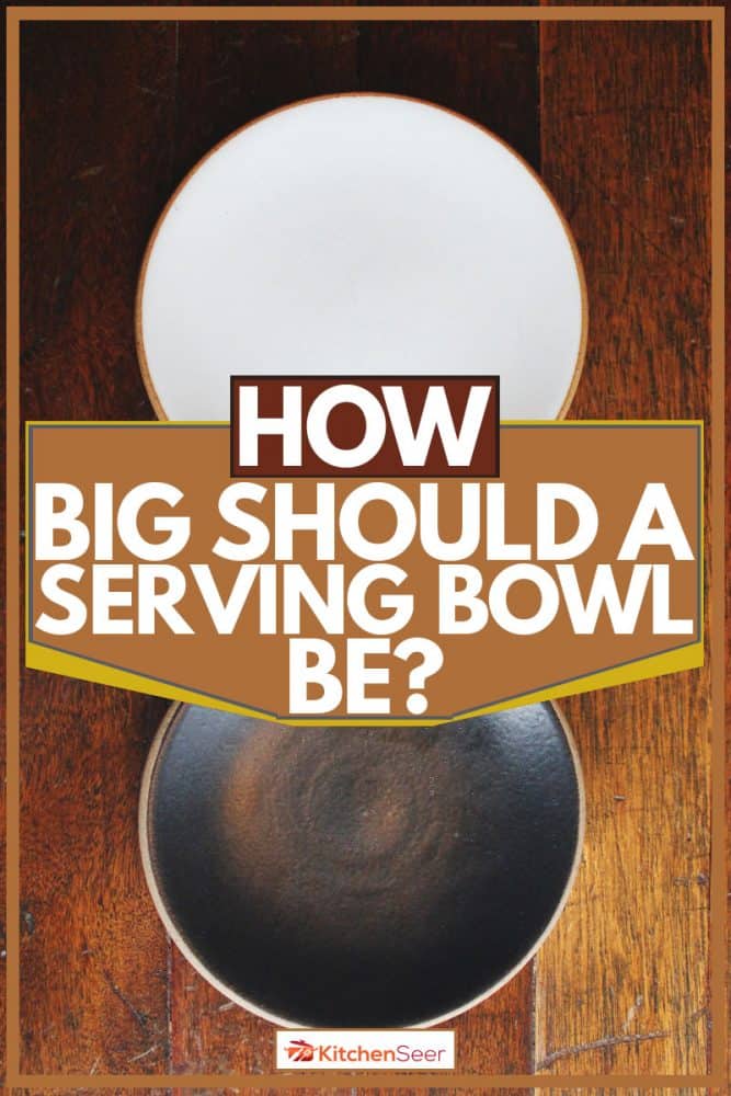 黑色和棕色碗放在木桌上,服务碗应该多大?