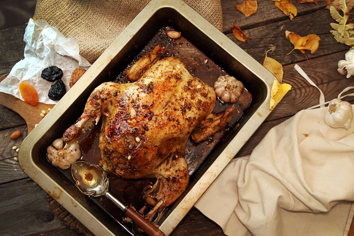 放在桌上的烤盘上蘸酱的烤鸡，烤盘需要架吗?”width=