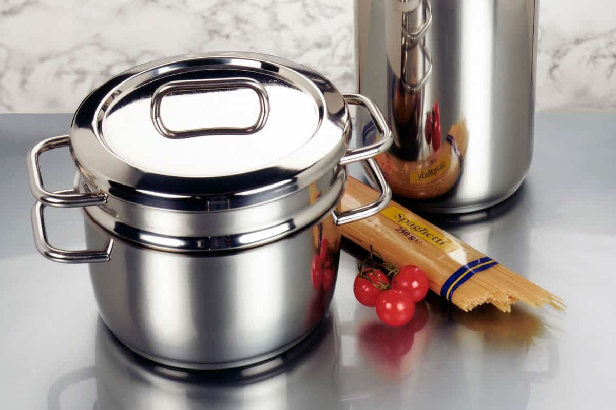 不锈钢双层蒸锅,意大利面和小西红柿