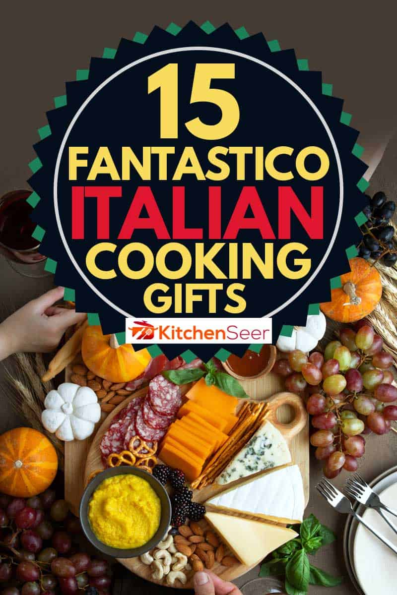 15奇妙的意大利烹饪礼物，秋季假期聚会的桌子上，朋友们的手从熟食板上挑选一些手指食物，自上而下的视图