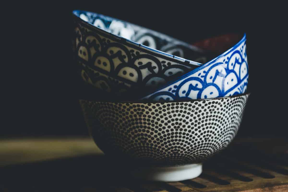 华丽的装饰瓷器，可以存放在车库里吗?