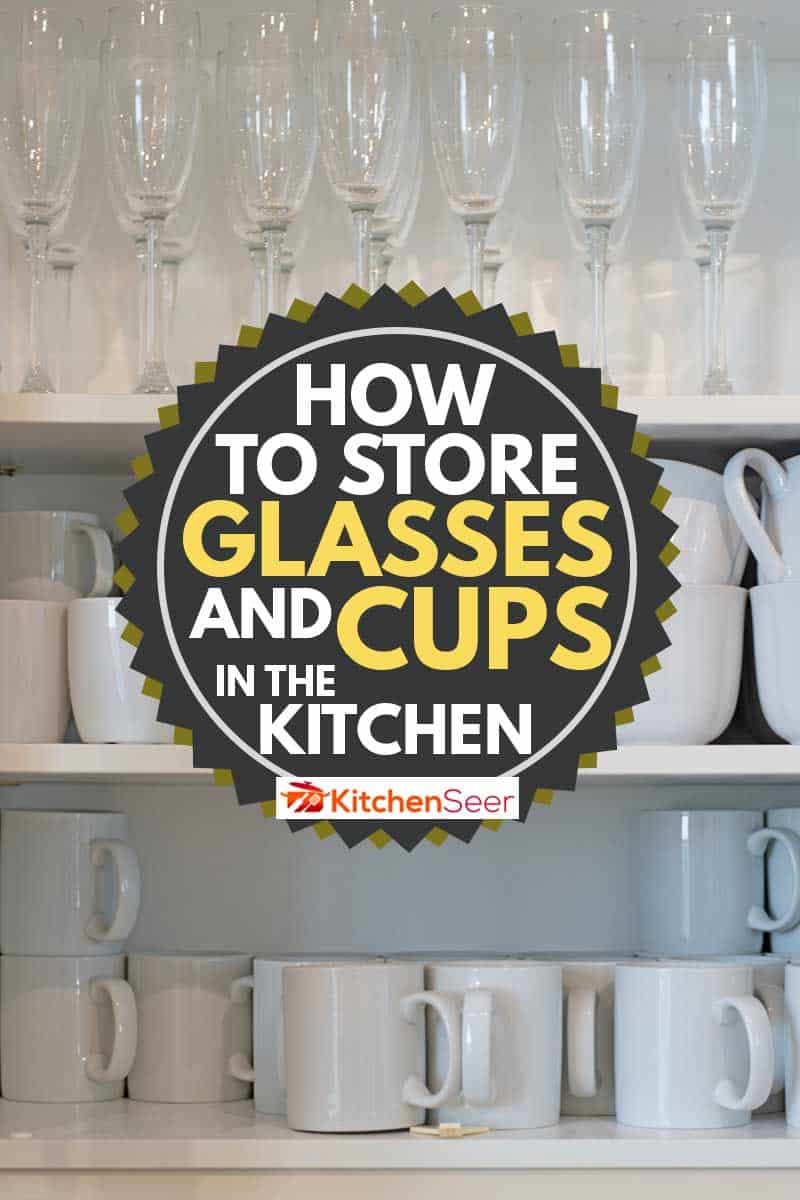 货架存储满了白色的杯子和香槟glassesHow存储眼镜和杯子在厨房里雷电竞官网网址