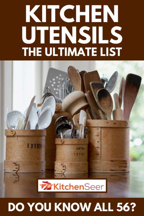 雷电竞官网网址桌上容器中的厨房用具，厨房用具:终极清单[你都知道56个吗?]］