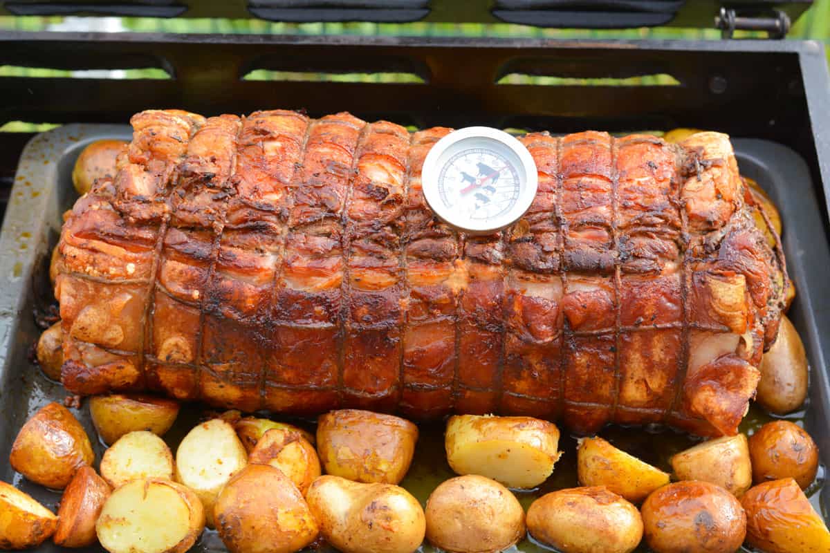 卷五花肉，旁边有土豆和肉温度计