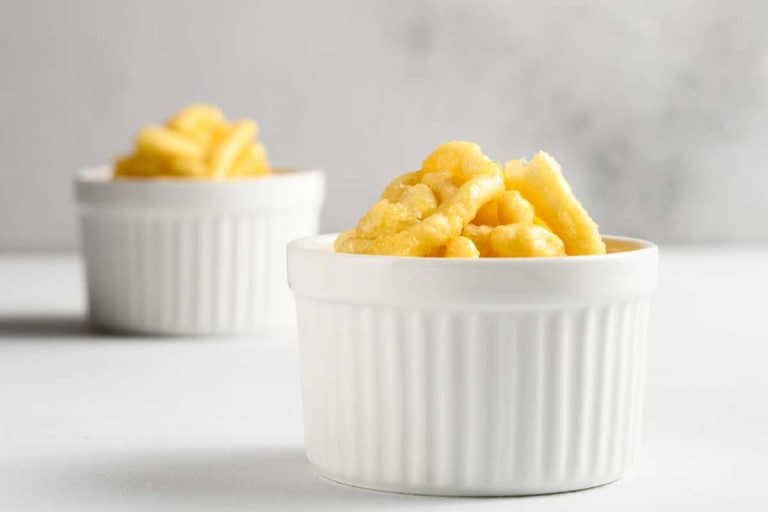 两个小模子翟翟在白色的桌子,小模子是什么?(照片,购物指南&选择)