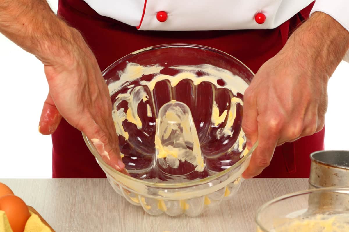 一个厨师油腻的锅里用他的手