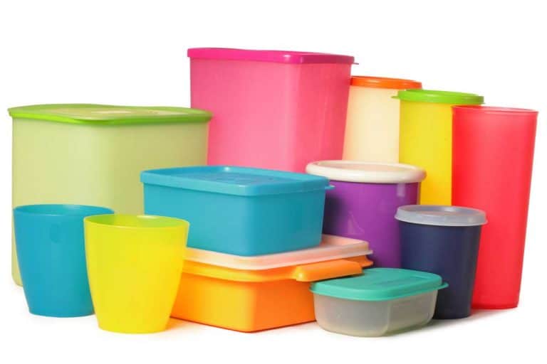 彩色的塑料容器在白色背景,你应该存储特百惠和盖子吗?