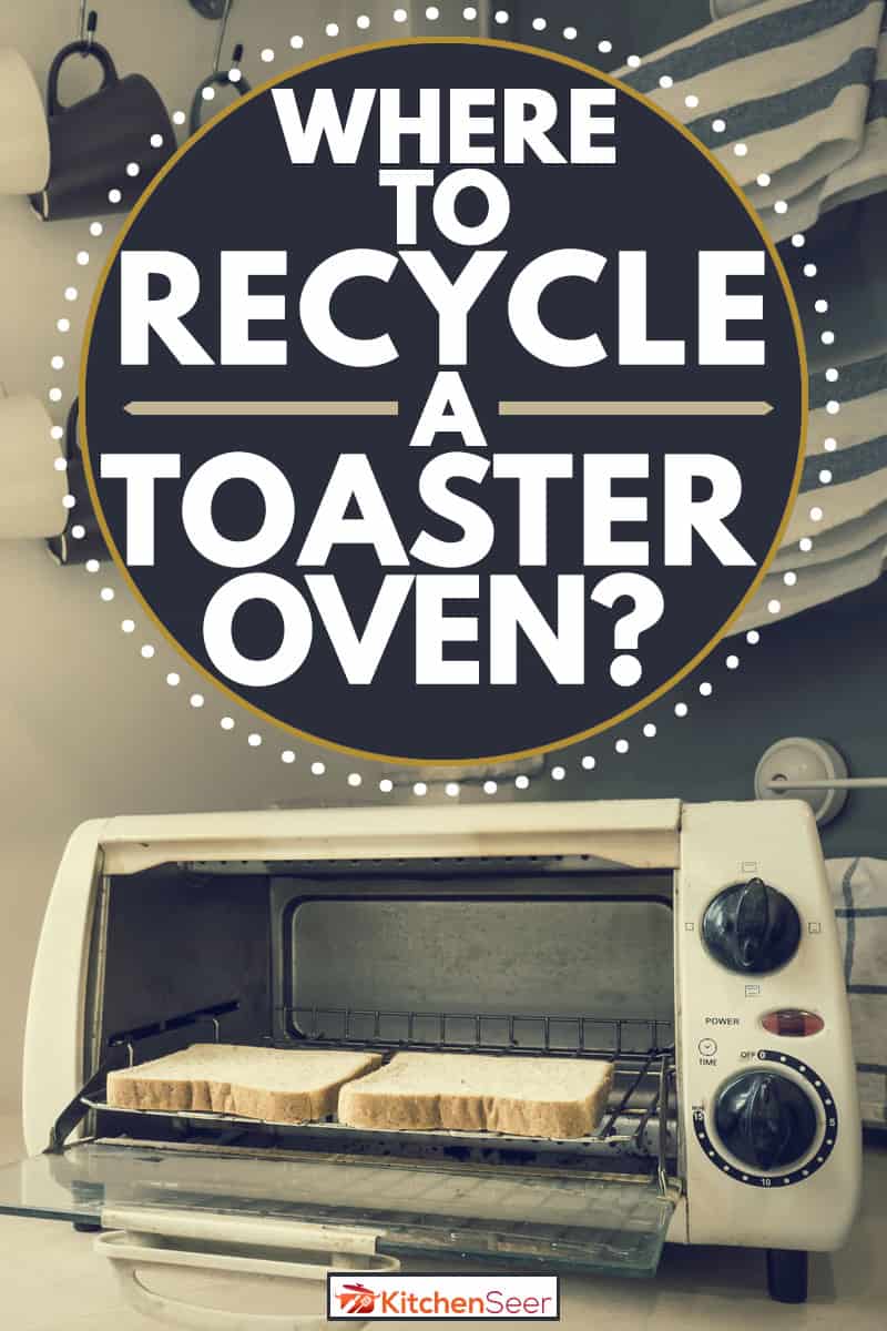 旧烤箱烤面包机和两个面包里面,挂杯的背景,在回收烤箱吗?