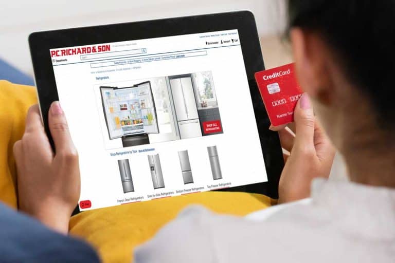 女人网上购物用信用卡购买冰箱平板电脑坐在沙发上在家里,去哪里买冰箱吗?(排名前25位的在线商店)