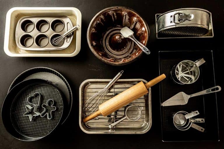 收藏的烘焙罐,蛋糕模具和厨房用具,25种烤菜你需要在你的厨房雷电竞官网网址