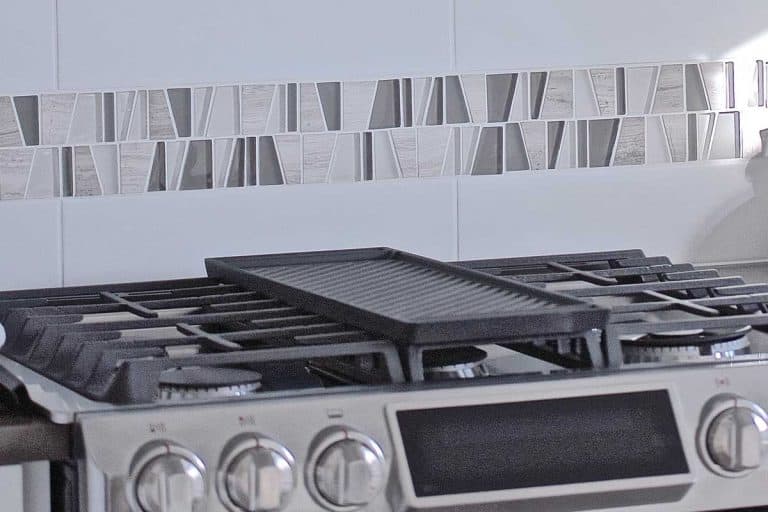 现代厨房煤气炉雷电竞官网网址和烧烤,如何清洁气体的季节铸铁排水?