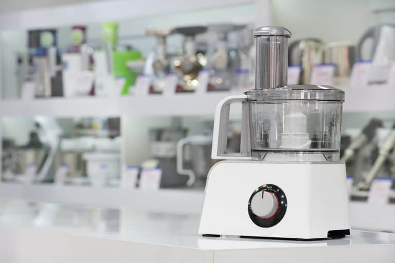 食品加工机白色台面与其他厨房电器的背景,你可以用食品加工机片土豆吗?雷电竞官网网址(下面是如何)