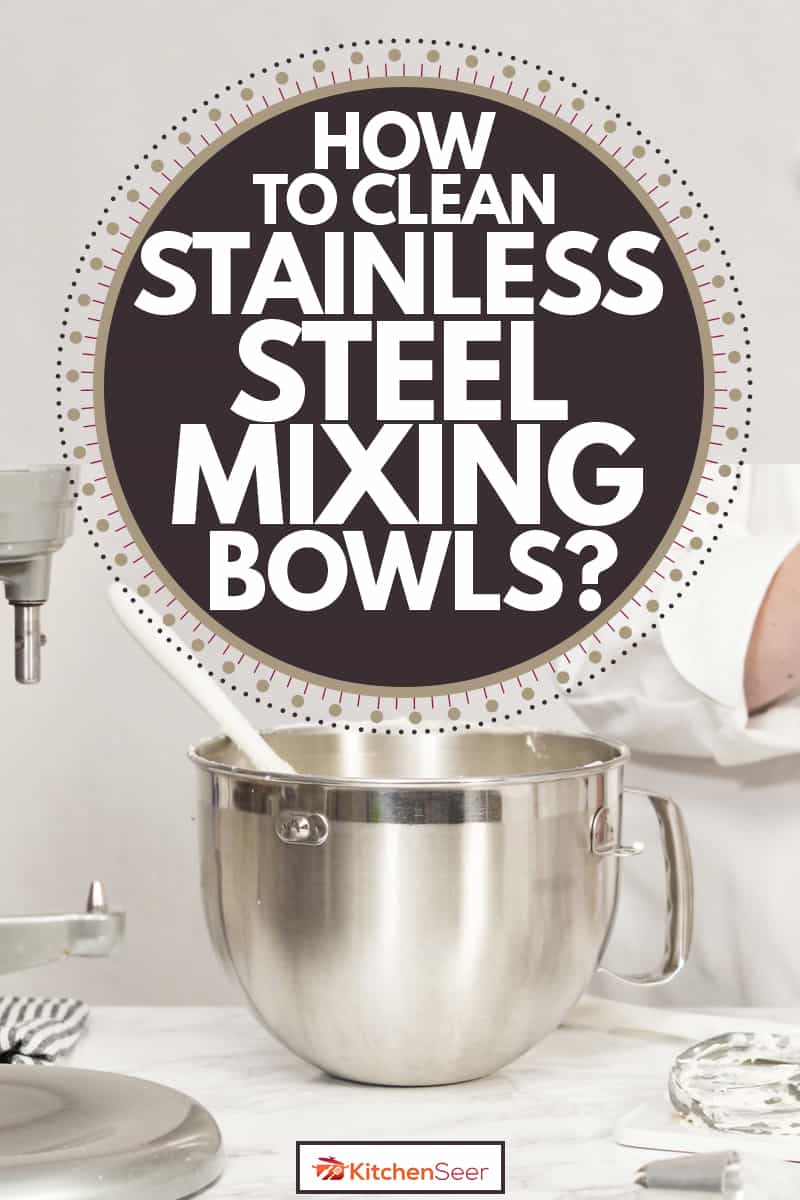 一位厨师在一个不锈钢搅拌碗上搅拌他的糕点原料，《如何清洁不锈钢搅拌碗》”width=