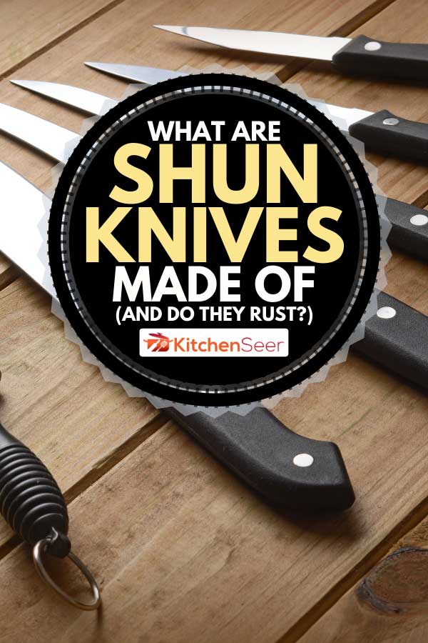 木桌上的一套菜刀，雷电竞官网网址舜刀是用什么做的(它们会生锈吗)?