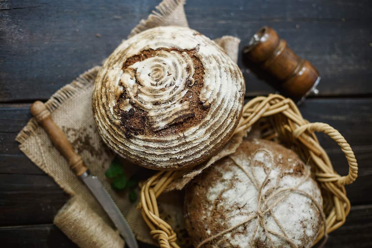 工匠把面包放在一块布上，旁边放一把小面包刀