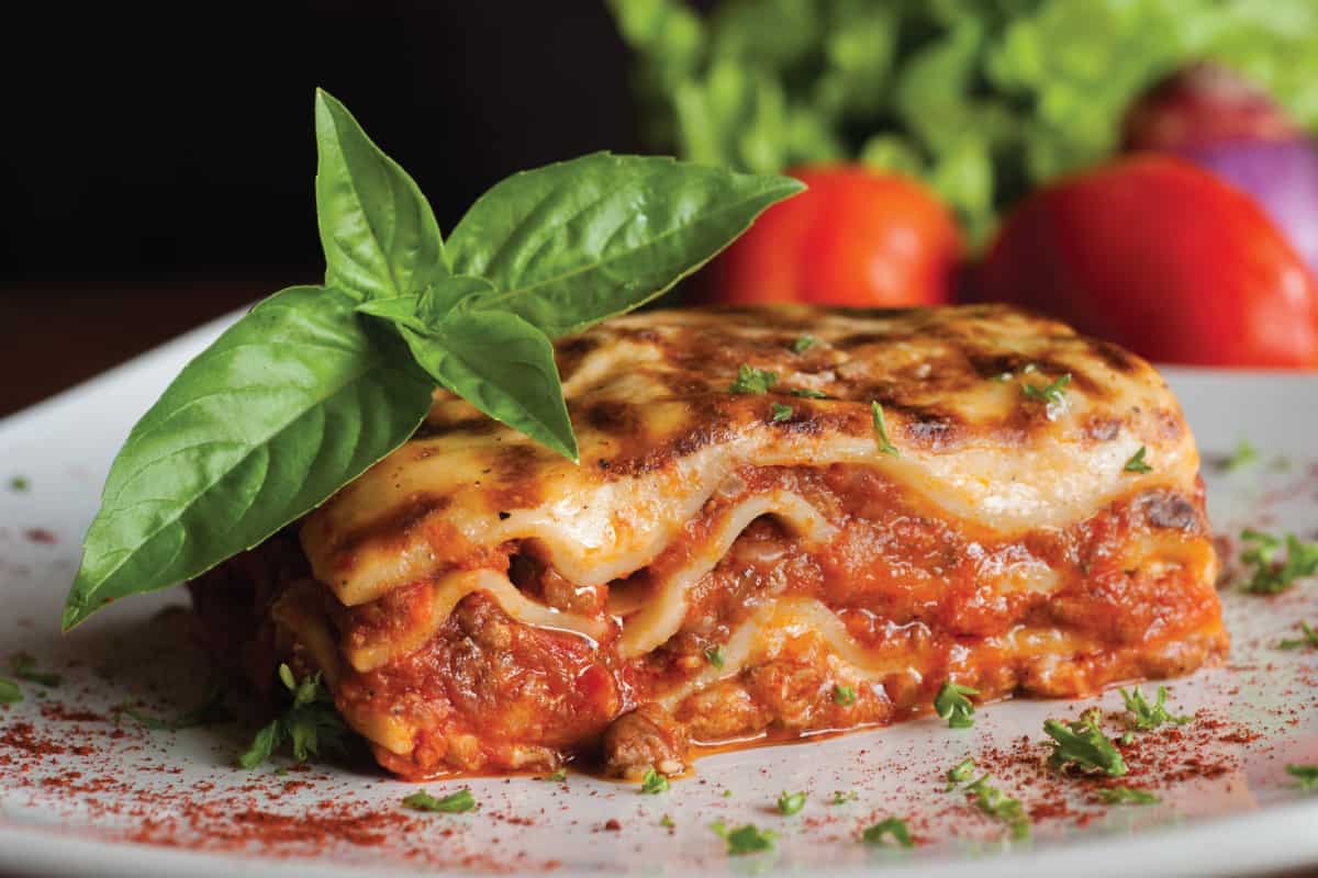 烤宽面条与意大利罗勒一方白色的板