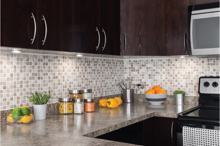 现代厨房与舒适雷电竞官网网址的照明、十佳花岗岩台面的密封材料雷竞技官网rb