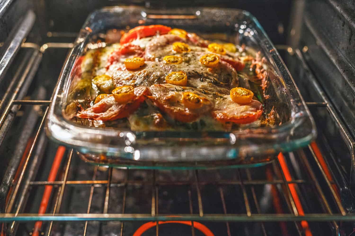 烤箱里的烤鸡”width=