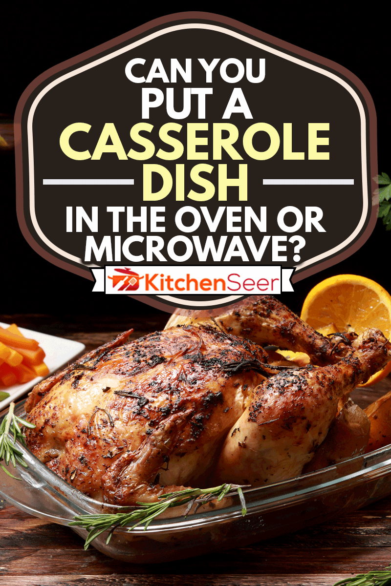 传统英式烤鸡用香草和香料腌制与烤土豆和蔬菜作为配菜在烤箱中烤，传统的英式烤鸡用香草和香料腌制与烤土豆和蔬菜作为配菜”width=