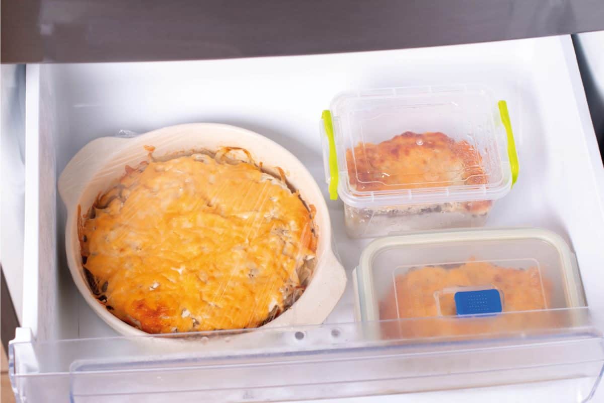 奶酪的腿烤碟中,容器在冰箱里