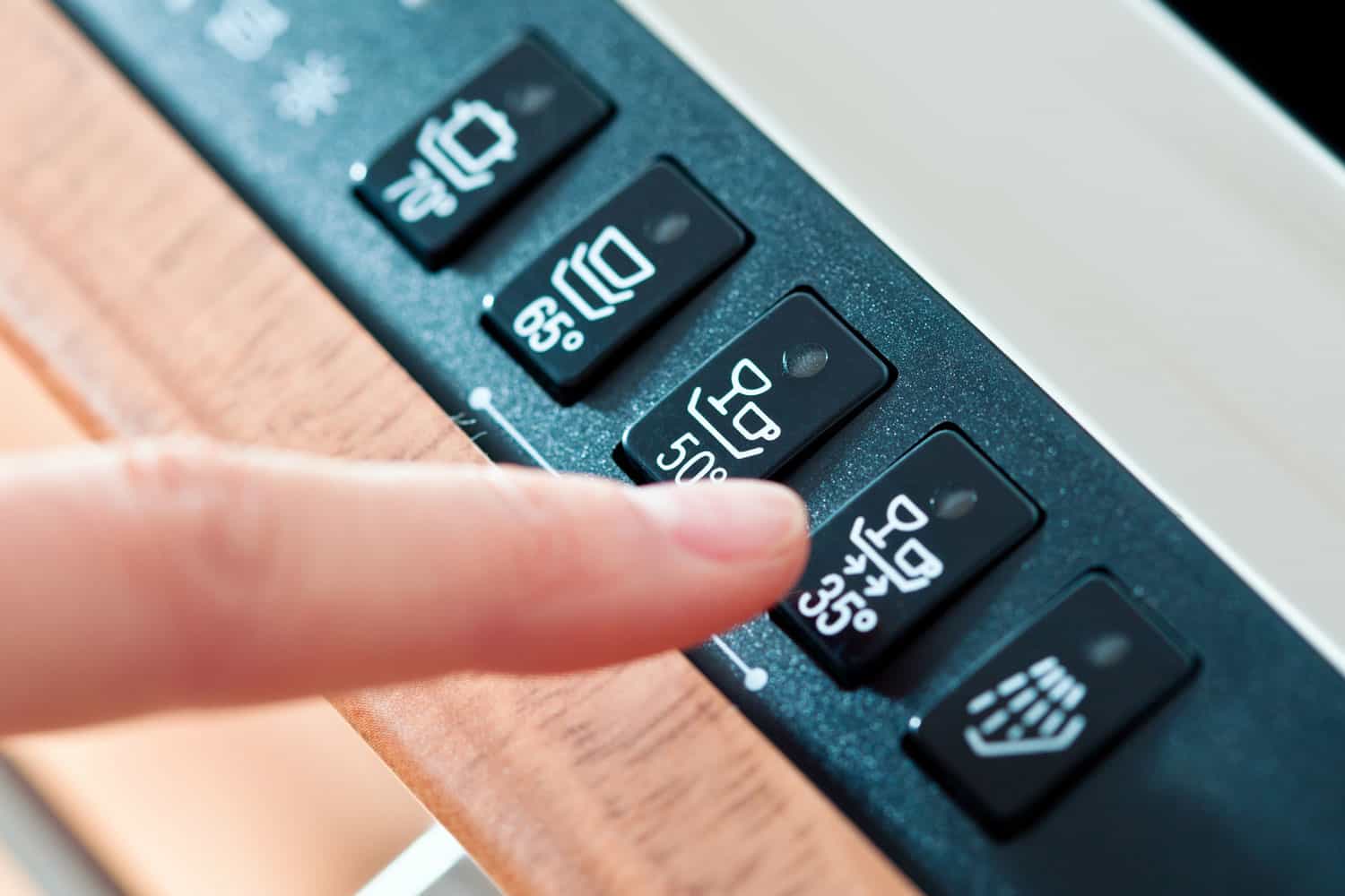 特写女人的手指上选择一个项目小组的洗碗机