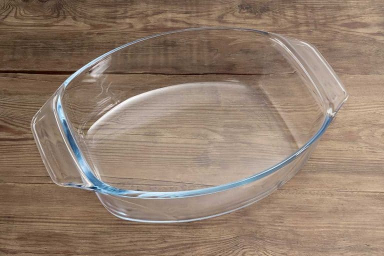 乡村木质表面空玻璃砂锅锅,一锅烩菜应该多深?