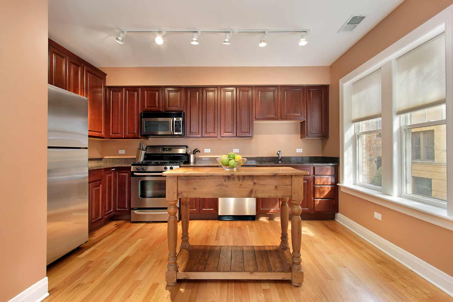 雷电竞官网网址带中央岛的厨房