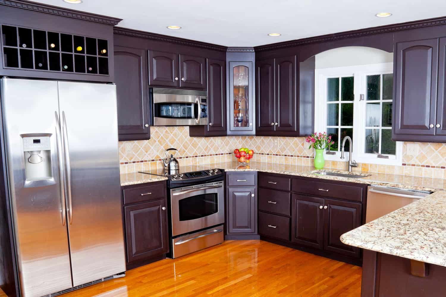 雷电竞官网网址厨房配有现代家具和橱柜