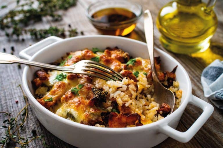 砂锅饭烧烤鸡胸肉、奶酪和蔬菜,如何在一个砂锅煮米饭