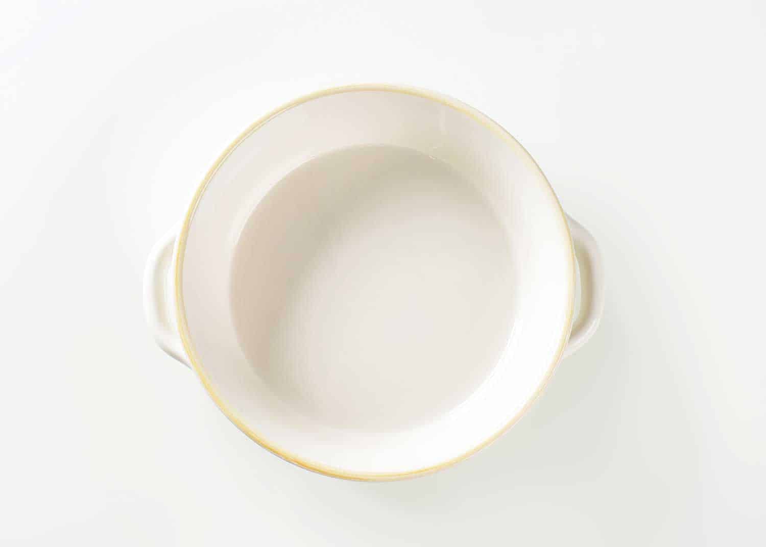 圆形白色陶瓷盘边处理