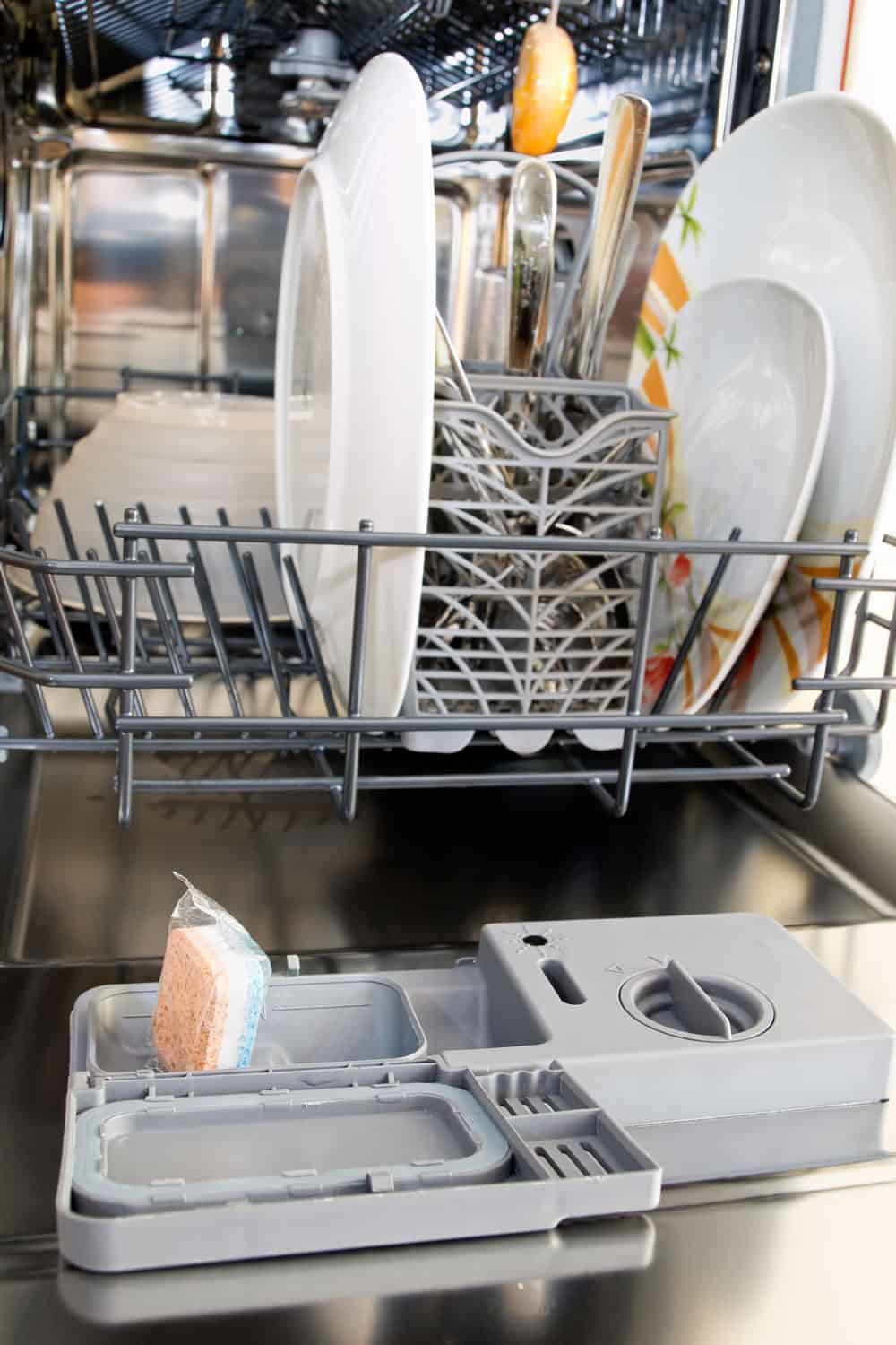 待洗碗碟的洗碗机