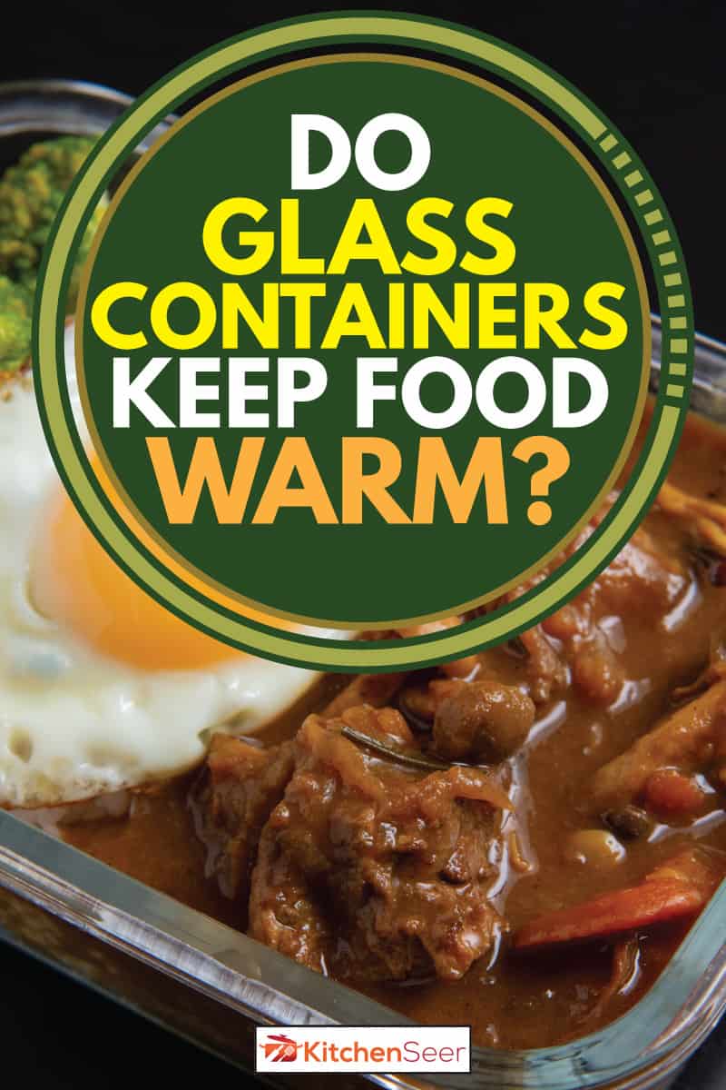 牛肉咖喱米饭和煎蛋放在一个玻璃容器里，做玻璃容器保持食物温暖