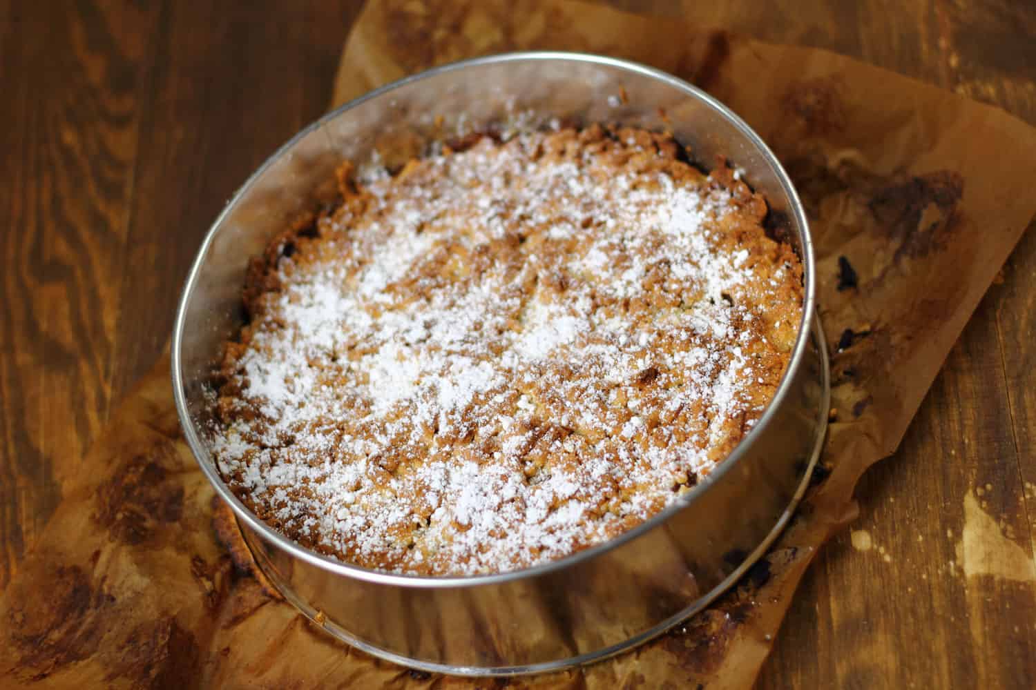 一块新鲜出炉的烤苹果派撒上白糖粉