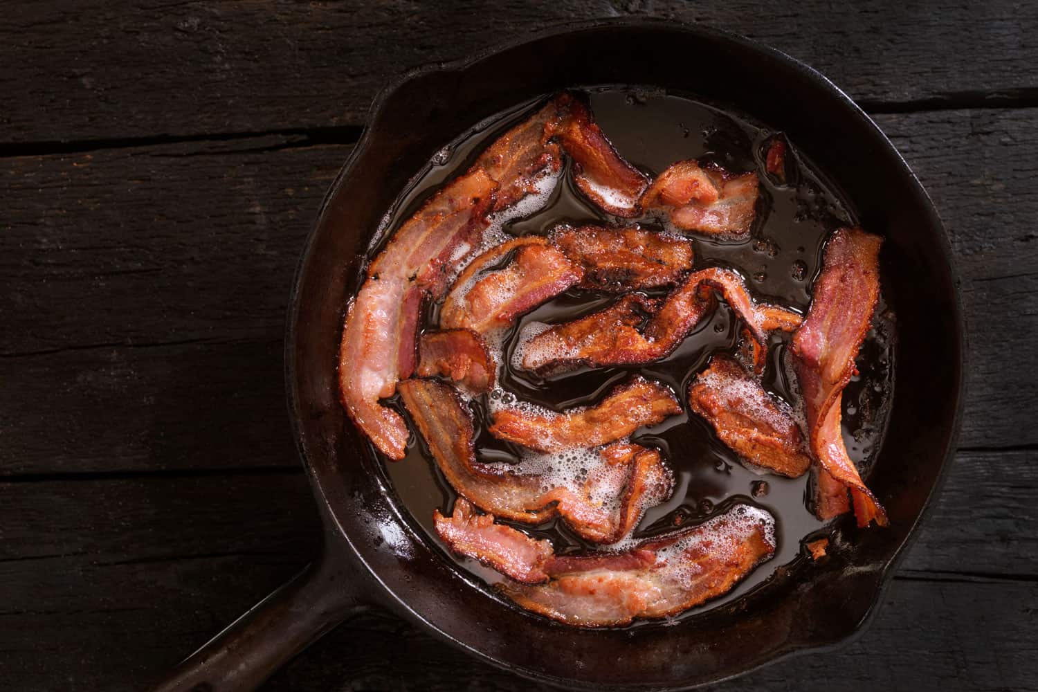 一个锅和煎培根