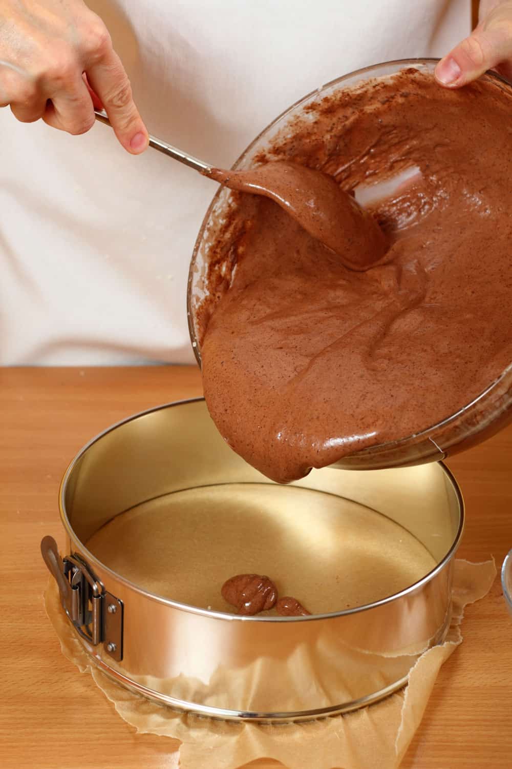 一个女人把蛋糕粉在金色的脱底模