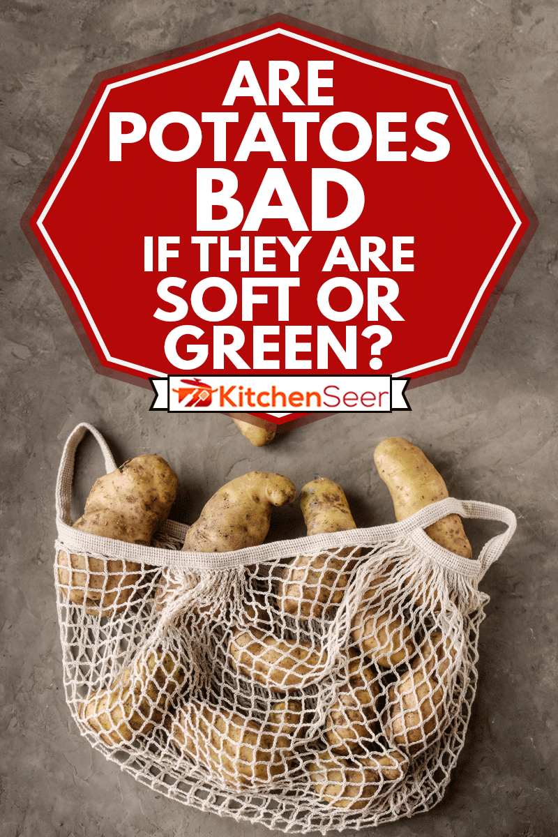 在灰色背景上心形的丑陋土豆，土豆是软的还是绿的是坏的?