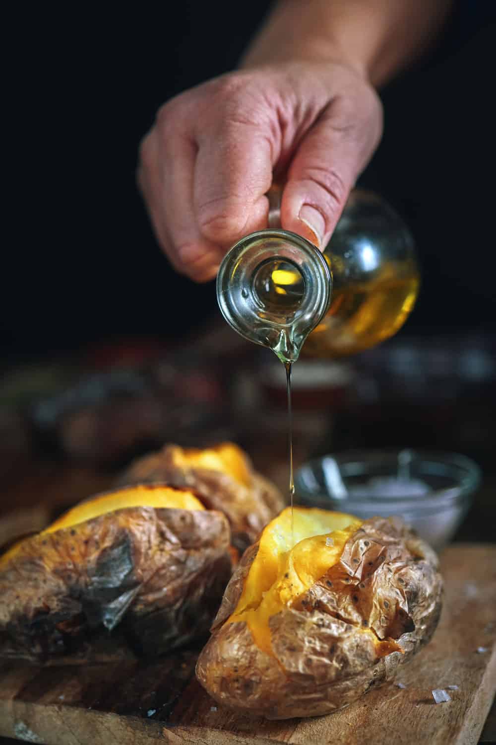 烤土豆海盐和橄榄油