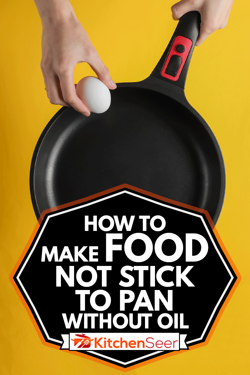 女性的手将鸡蛋煎锅上不粘涂层。烹饪概念。影棚拍摄在黄色的背景下,如何使食物不是无油粘锅”width=