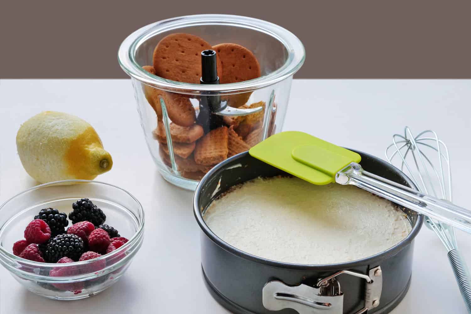 的原料脱底模上美味的芝士蛋糕