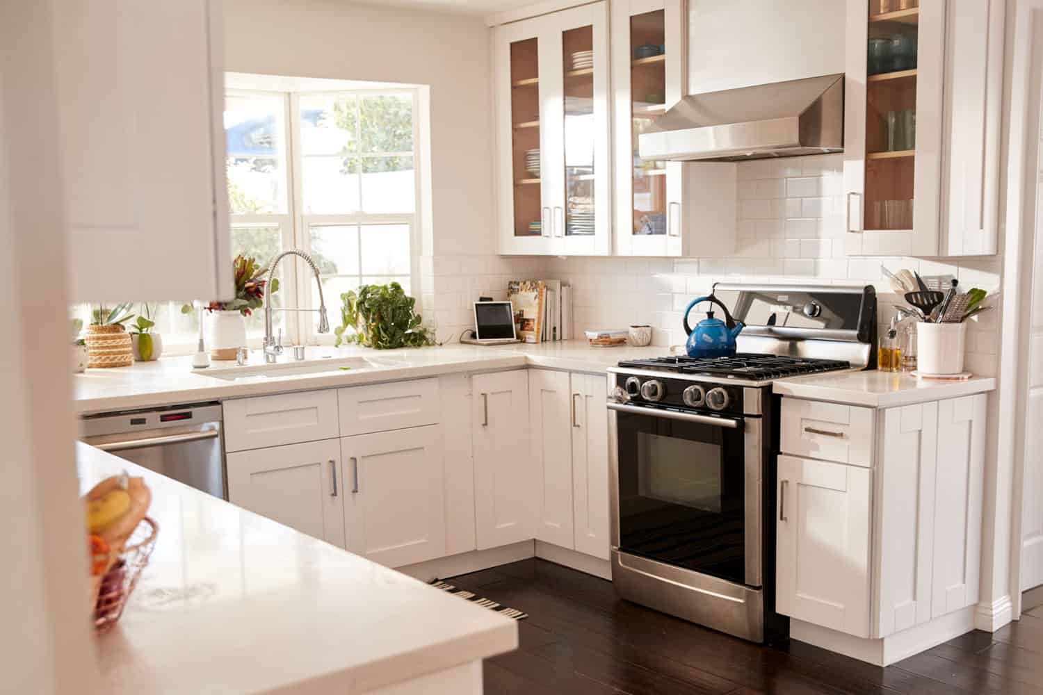 一个乡村主题厨房的内部，上面有一个烤箱和炉灶雷电竞官网网址