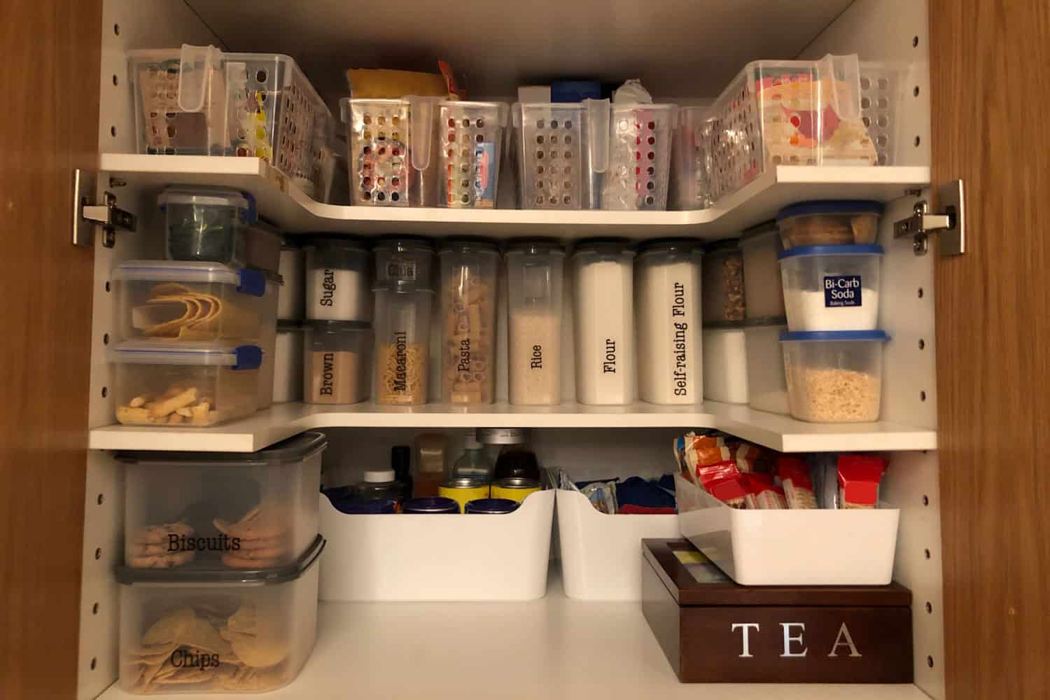 有组织的食品储藏室物品在白色的货架上