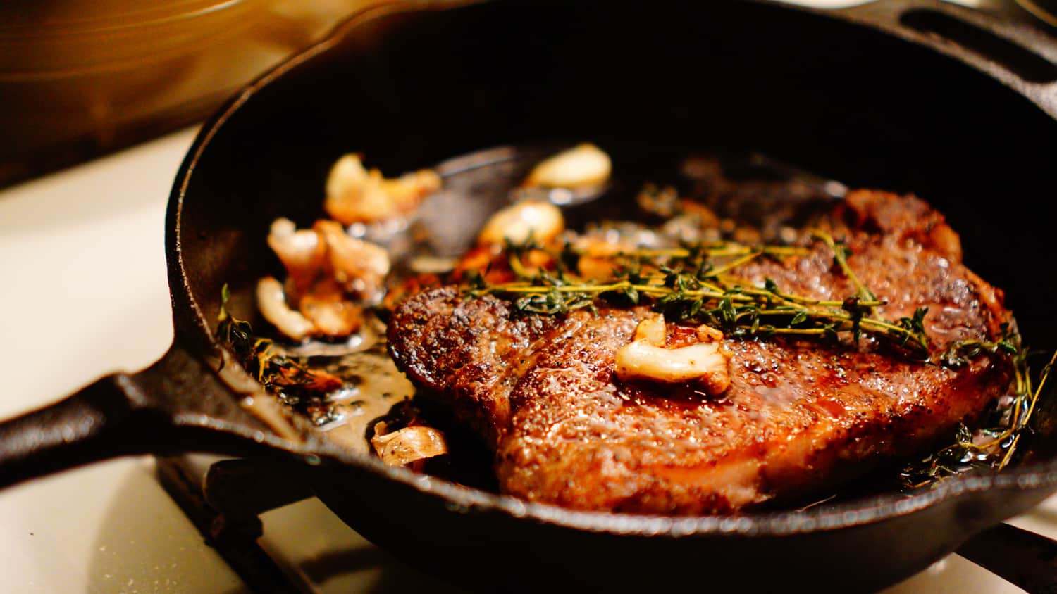 经验丰富的铸铁盘肋眼牛排