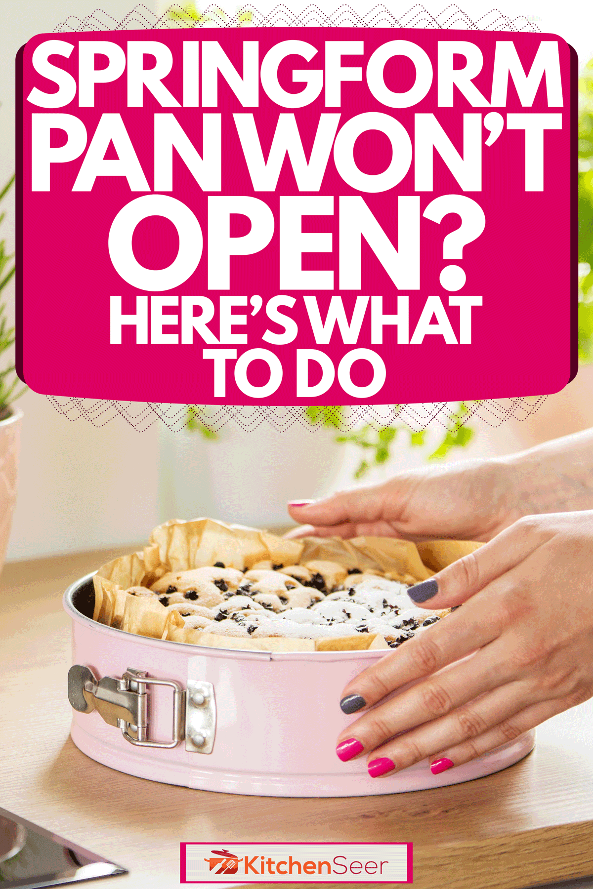 一个女人打开一个粉红色脱底模与新鲜的烤面包,蛋糕盘打不开?这是要做什么