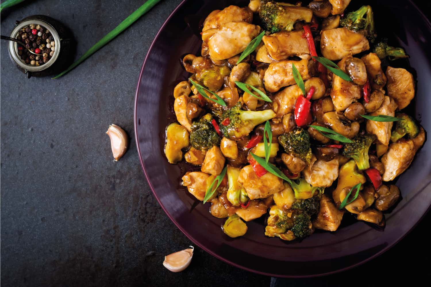 板上炒鸡肉和花椰菜