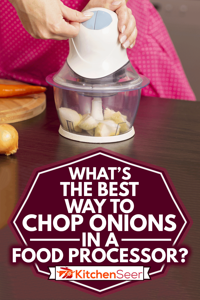 详细的女性的手把洋葱直升机在厨房柜台上,最好的方法是什么食品加工机切洋葱?雷电竞官网网址